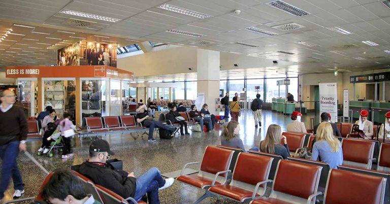 Mom slammed online for dragging her baby through airport on a leash - Featured image