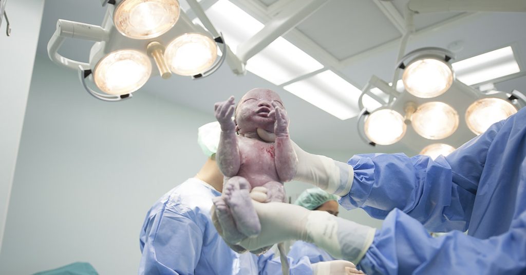 Father’s Hilarious Reaction to His Partner Giving Birth Goes Viral on Facebook - Featured image