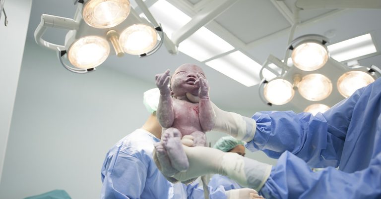 Father’s Hilarious Reaction to His Partner Giving Birth Goes Viral on Facebook - Featured image