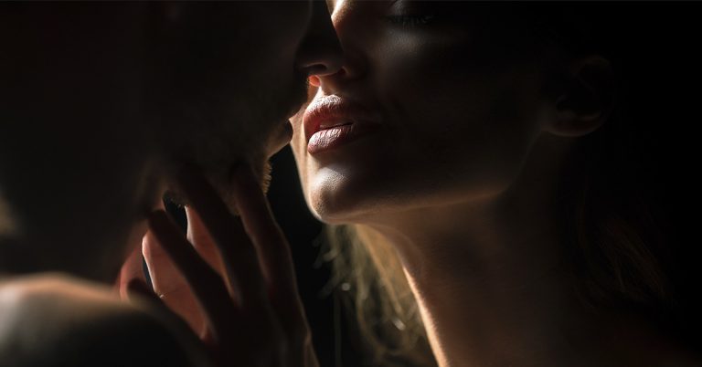 The Benefits of Kissing in a Relationship, According To Psychology - Featured image