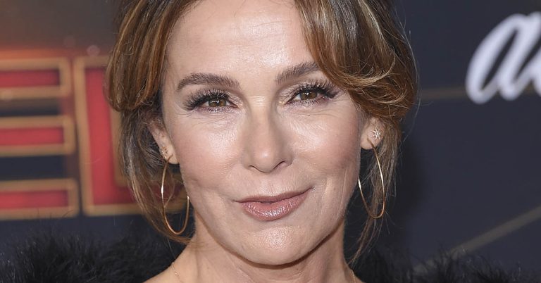 After undergoing face surgery, Jennifer Grey felt “invisible” since her “nose job from hell” has left her “anonymous.” - Featured image