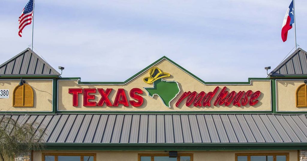 Family Was Shocked When A Stranger Slammed This Note Down On Their Table During Dinner - Featured image