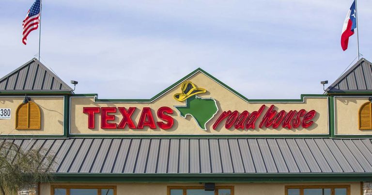 Family Was Shocked When A Stranger Slammed This Note Down On Their Table During Dinner - Featured image