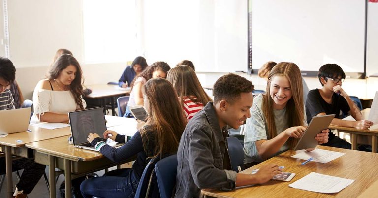 Braless High School Senior’s Photos Spark Controversy, “Is This Appropriate?” - Featured image