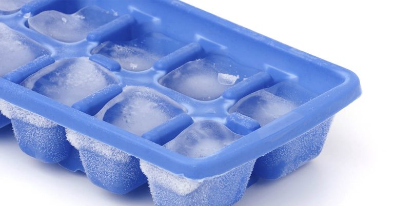 People on TikTok Are Realizing the True Purpose of the Flat Spots on Ice Cube Trays - Featured image