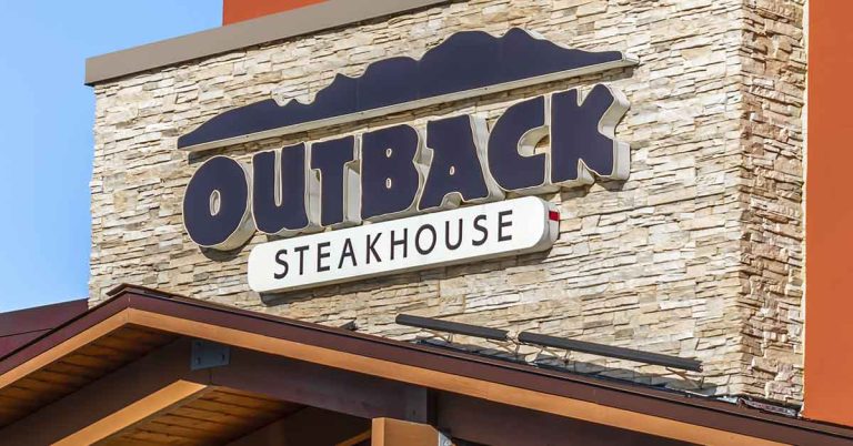Outback workers wish nobody saw what they wrote on cops’ receipt - Featured image