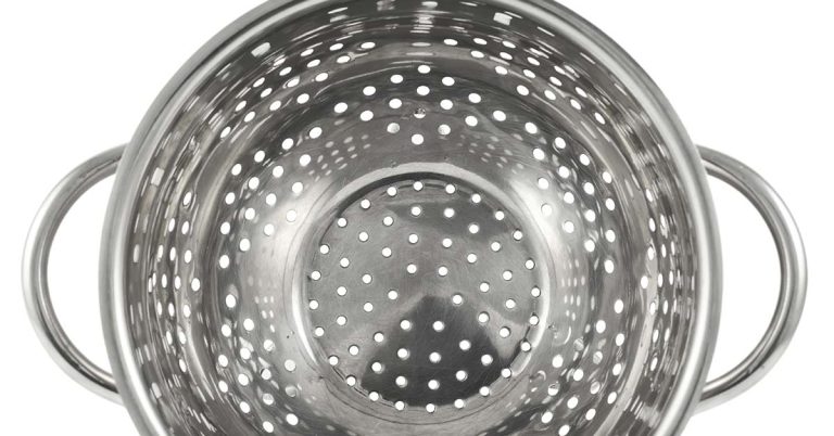 Woman Discovers New Way To Use A Strainer. What Do You Think? - Featured image