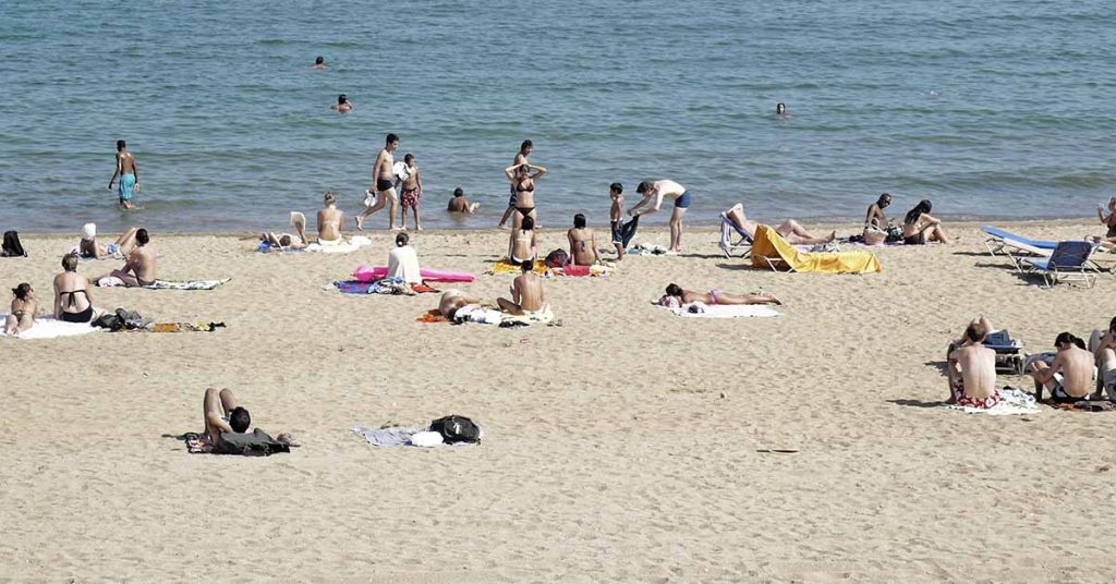 Mother Snaps Photo Of Kids Enjoying The Beach and is Shocked When She Realizes What Else Is In The Photo - Featured image
