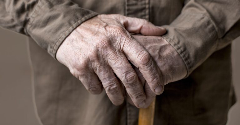 82-Year-Old Widower Is ‘Adopted’ by Neighborhood Family of 7 as their ‘Grandpa’ - Featured image