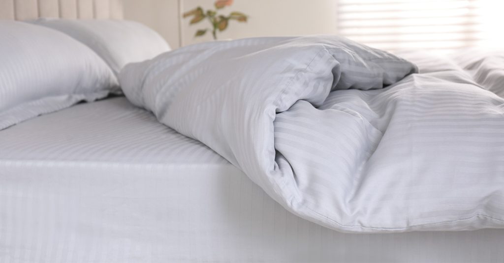 Woman shows how to change duvet cover in 90 seconds - Featured image