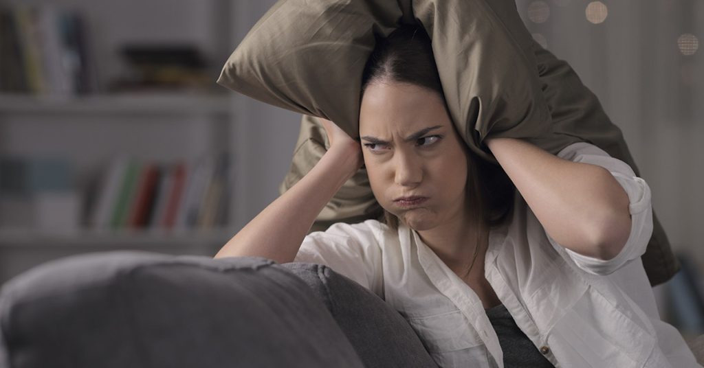 40+ People Describe Their Awful Neighbor Situations - Featured image