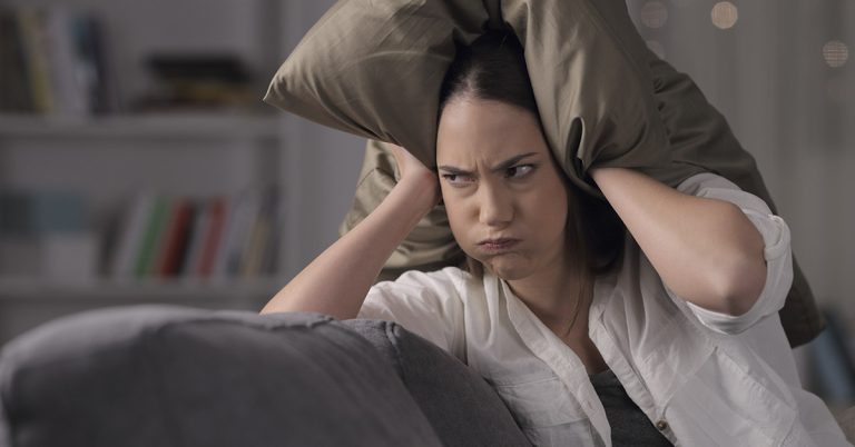 40+ People Describe Their Awful Neighbor Situations - Featured image