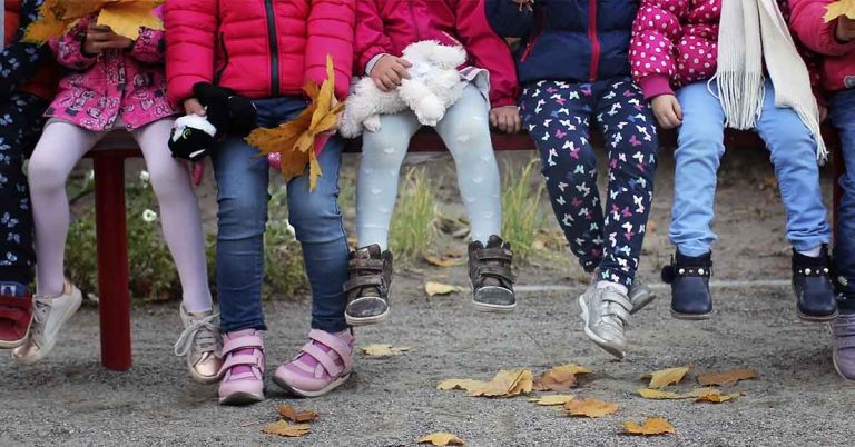 Single Foster Mom Refuses To Let Siblings Be Separated, What She Did Next Was Incredible - Featured image