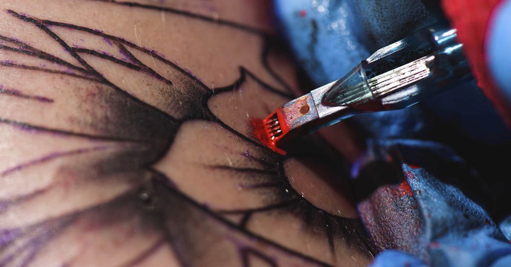 Heavily Tattooed Dad Faces Criticism as People Think He is a Horrible Parent – Then His Wife Reveals the Truth - Featured image