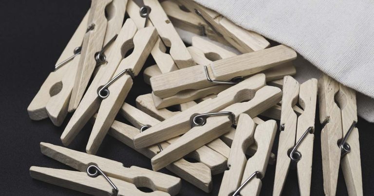 This is Why You Should Attach a Clothespin to the Shower - Featured image