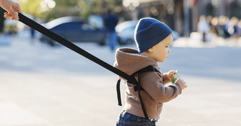 Mom Puts Daughter On Leash in Grocery Store and Debate Ensues - Featured image