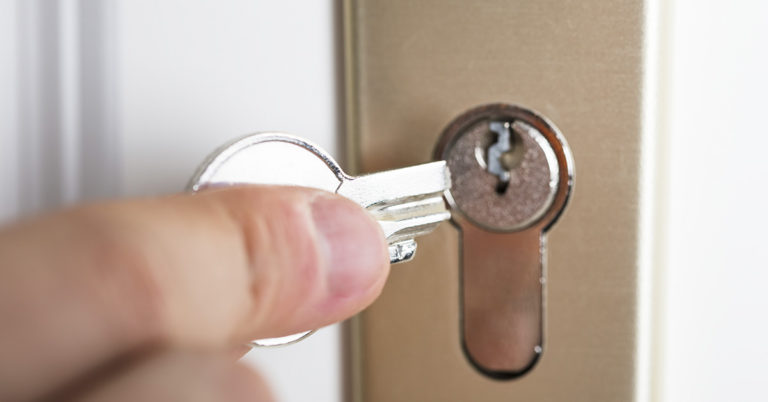 How to Remove a Key That Broke in a Lock: 5 Tricks to Avoid Disassembling Everything - Featured image