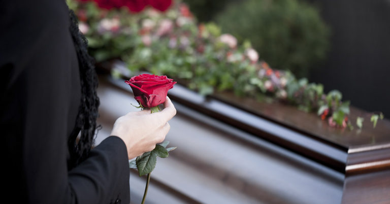 After a couple grew apart, the wife discovered a note in her husband’s pocket at his funeral – you’ll never guess what happened next - Featured image