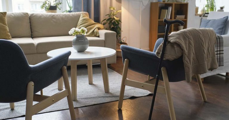 Redditor Forces Parents to Choose Between Living in a Garage or a Retirement Home - Featured image