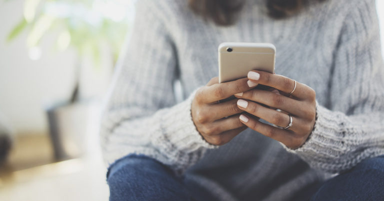 Woman Accidentally Texts Wrong Number Only for It to Lead to a Life-Saving Miracle - Featured image