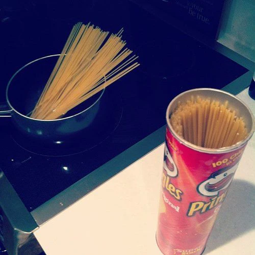 Save cupboard space and prevent pasta from breaking by using this simple life hack. All you need is an empty Pringles can.