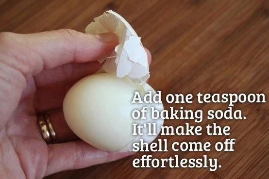 This amazing life hack saves time and mess! Add a teaspoon of baking soda to the water for effortlessly peeling eggshells.