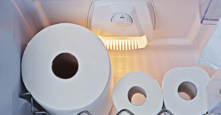 Why Are Some People Putting Paper Towels in the Fridge? - Featured image