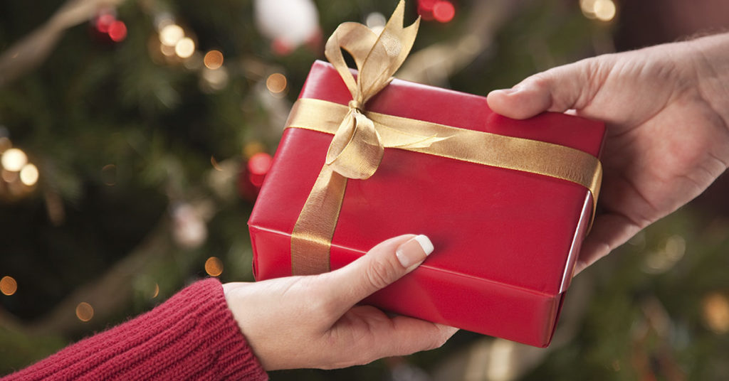 Husband Pays Over $5000 for Co-workers and Friends Christmas Gifts, Only for Wife to be ‘Shocked’ Over the Price of Her Gift - Featured image