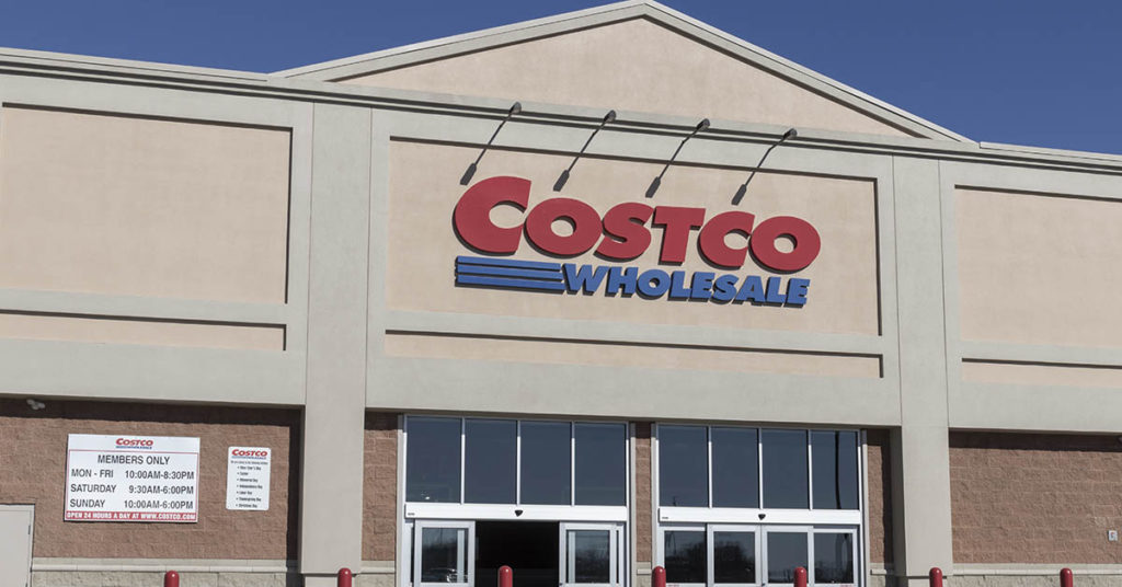 Mom Posts Pic of Her Breastfeeding in Costco and Finally Responds to Backlash - Featured image