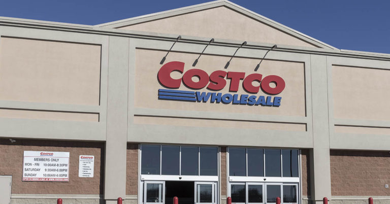 Mom Posts Pic of Her Breastfeeding in Costco and Finally Responds to Backlash - Featured image