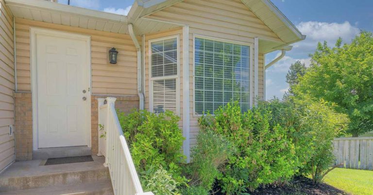 Elderly Woman Sells Her Perfectly Maintained 1950s Time Capsule Home - Featured image