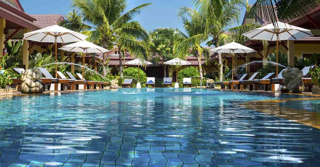 19 Mistakes Every Traveler Should Avoid, According to Veteran Resort Employee - Featured image