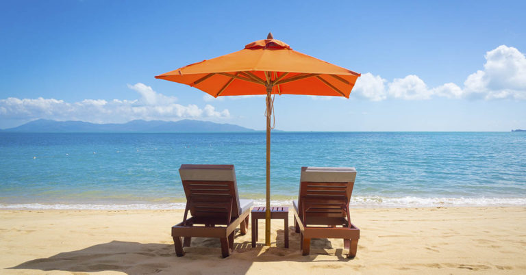 Family on Edge After Spotting Eerie Detail in Beach Photo - Featured image