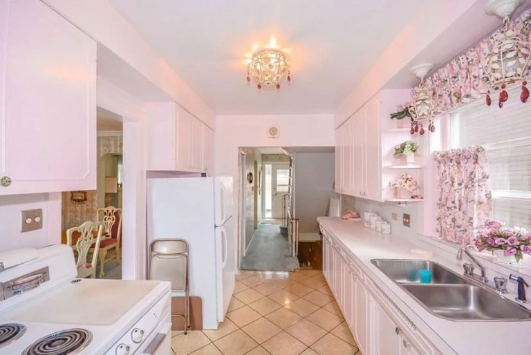 The kitchen was equipped with an original 1950s Moffat stove, which was still in perfect working order.