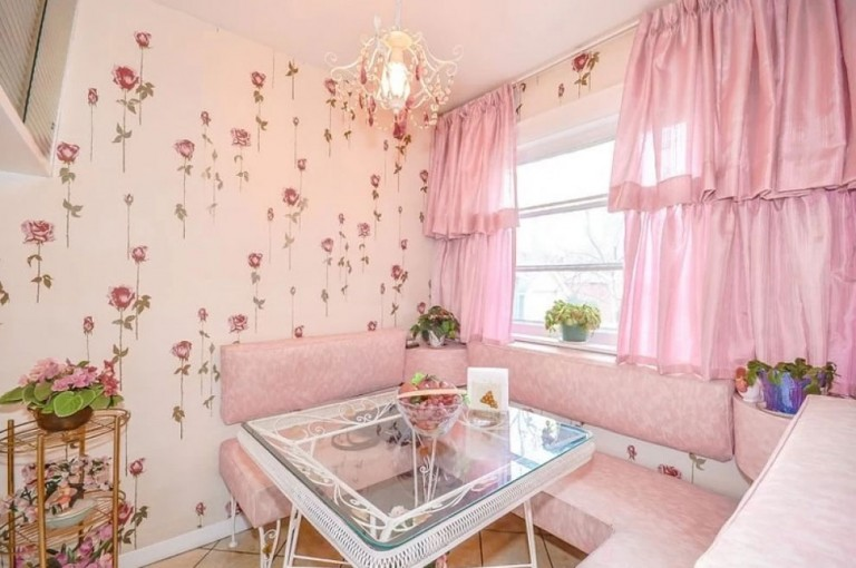 This breakfast nook, along with the entire house, had the potential to serve as an ideal setting for a retro movie.