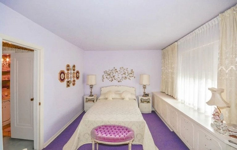 Due to the harmonious tone-on-tone style, the bedroom maintained a regal appearance throughout the years.