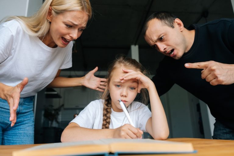 16 Characteristics of Highly Toxic Parents - Featured image