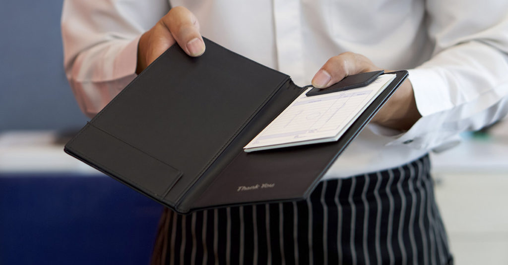 Splitting The Bill: Single Mom Given $150 Tab, But Refuses to Pay and is Labelled as the “Bad Guy” - Featured image