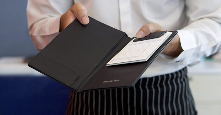 Splitting The Bill: Single Mom Given $150 Tab, But Refuses to Pay and is Labelled as the “Bad Guy” - Featured image