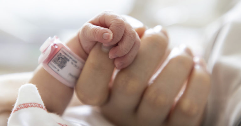 Parents Shocked After Baby is Born With a ‘Permanent Smile’ Condition, and Social Media is Falling in Love - Featured image