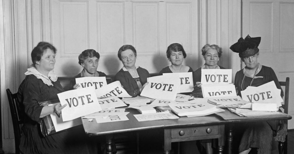 Liga Nacional de Mujeres Votantes sostiene carteles que dicen, 'VOTE', 17 de setiembre de 1924. Millones de mujeres votaron en 1920 y 1924, pero en menor proporción que los hombres.