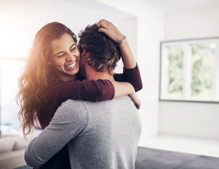 13 Surprisingly Simple Things Women Do That Men Can’t Resist - Featured image