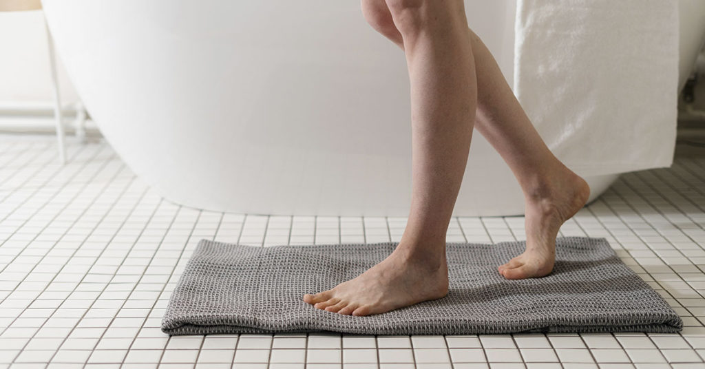 This is Why You Shouldn’t Wash Your Bath Mats in the Washer - Featured image