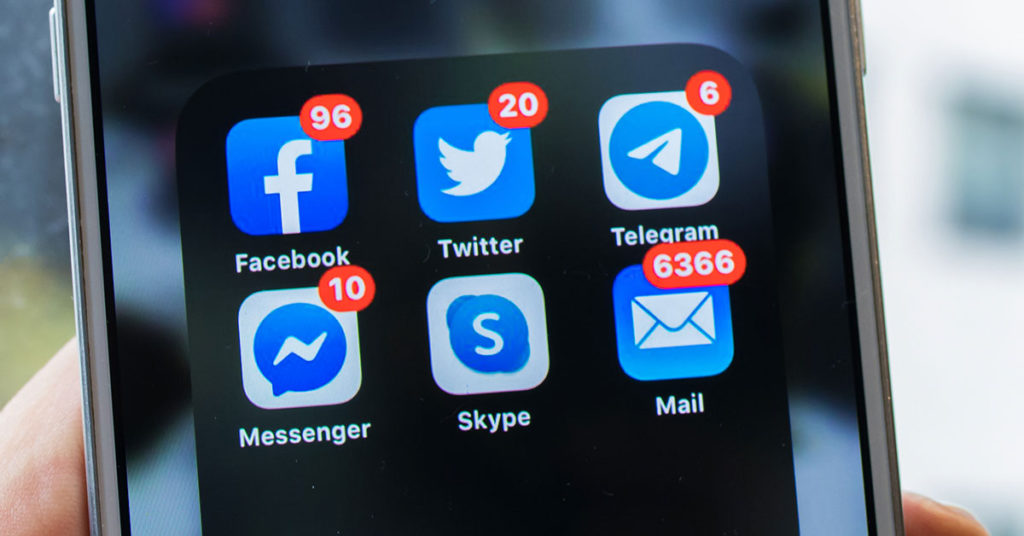 Happily Married Couple Shared Their Anniversary Photo Online Only to Be Flooded With Worried Messages from Friends – a Short Story - Featured image