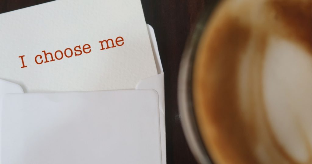 Blur coffee cup with note typed text I CHOOSE ME, concept of self love affirmation, learn to love and have healthy relationship with oneself.