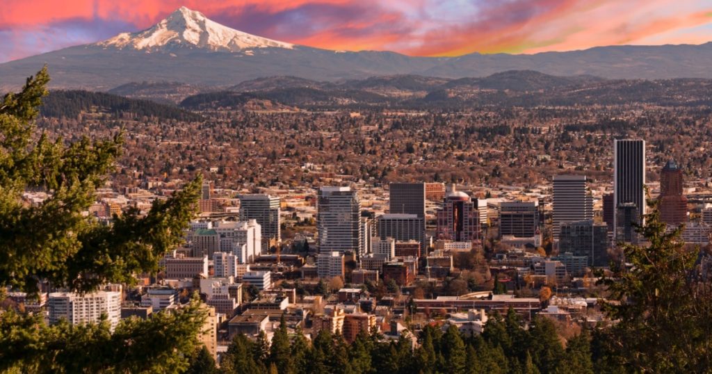 Top US Cities and States Americans Are Fleeing - Featured image