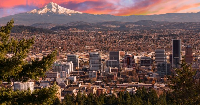 Top US Cities and States Americans Are Fleeing - Featured image