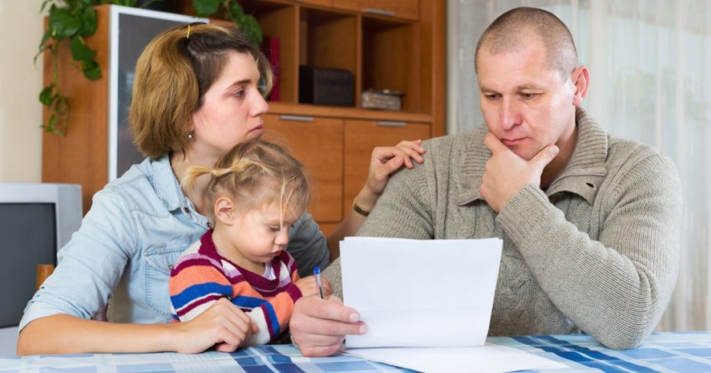 Upset parents discussing parental guardianship before divorce