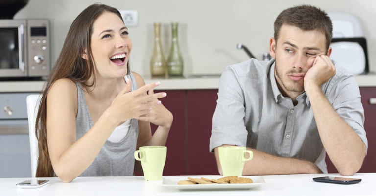 When A Man No Longer Loves His Wife, It’s Easy To See These Signs - Featured image