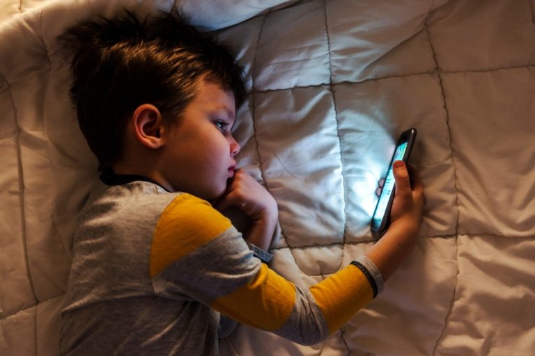 Psychologists Say This Is What Actually Works Against Cyberbullying- And Most Parents Get It Wrong - Featured image